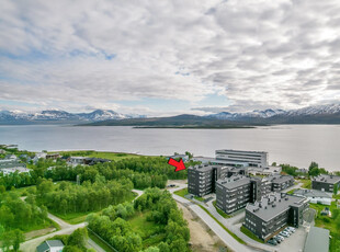 Stor og moderne frontleilighet i 5. etasje med sørvendt veranda og fantastisk utsikt. Garasjeplass i underetasjen.