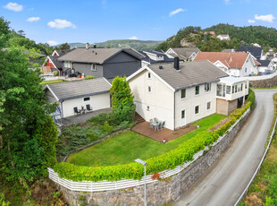 ØSTRE SKOGSFJORD - Romslig familiebolig i et etablert område på fin tomt med usjenert uteområde, garasje og hagestue!