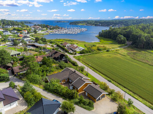 Tiltalende og godt vedlikeholdt enebolig på en flate med fin utsikt til Bjerkøysund. Flotte uteområder og dobbel garasje