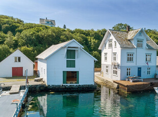 Unik eiendom bestående av enebolig, sjøhus, bryggeanlegg, båtopptrekk samt pent opparbeidede uteområder - bør oppleves!