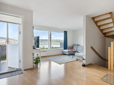 4-roms andels rekkehus i familievennlig område I Flott sjøutsikt mot Kvaløya og Sandnessundet I Parkering i carport I