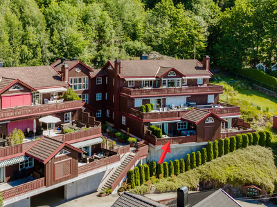 Attraktiv og velholdt terrasseleilighet med flott beliggenhet. Heis. Garasjeplass. Meget solrikt. Stor terrasse.