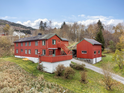 Bolig i naturskjønne omgivelser med flott utsikt til fjord og fjell!