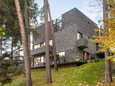 Eksklusiv selveier med stor sydvendt terrasse og nydelig fjordutsikt | Dir. heisadkomst | Garasje | Påkostet arkitektur