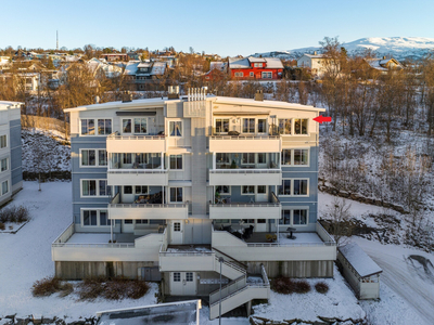 En unik mulighet! Stor toppleilighet m/garasje som ligger sør/vest vendt med fantastisk utsikt og solforhold.