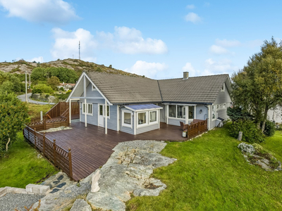 Enebolig i barnevennlig og sentralt boligområde med flotte uteplasser - Stor, solrik terrasse - Dobbel garasje