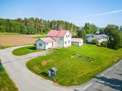 Enebolig i naturskjønne omgivelser med stor tomt på ca. 1,5 mål. Dobbelgarasje og romslig enebolig på 3 plan.