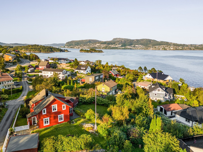 Enebolig med fantastisk sjøutsikt, flotte uteområder, og bruksrett på eget nøst samt tomt langs sjøen. Bør oppleves!