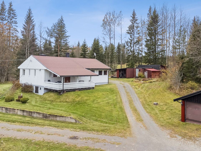 Enebolig med landlig beliggenhet og meget romslig tomt - alt på en flate - dobbel garasje - anneks -vedskjul med carport