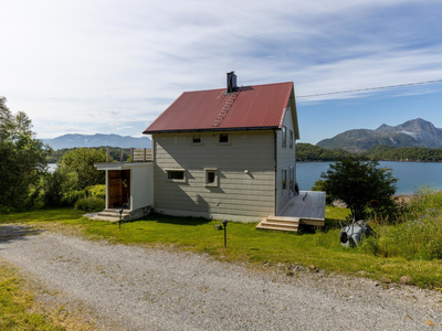 Enebolig på idyllisk tomt med strand - Bolig over 3 plan - Gode utsikt og solforhold.