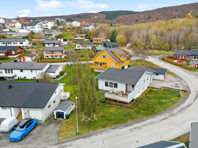 Flott enebolig i attraktivt boligstrøk | Alt på ett plan | Romslig tomt | Garasje | Kjeller med stort potensiale!