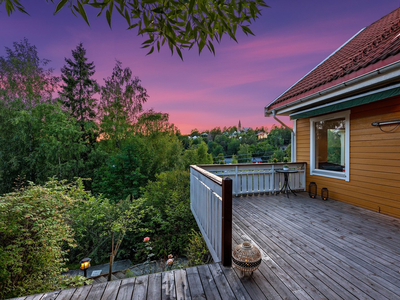 Flott enebolig på tre plan med utleiedel | Garasje m/lader | Terrasse og veranda