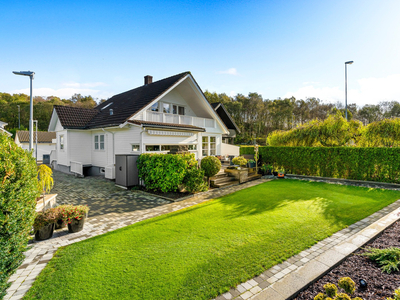 Flott familiebolig med både carport og garasje *4 soverom, solrik terrasse og hage *Barnevennlig, nært alt!