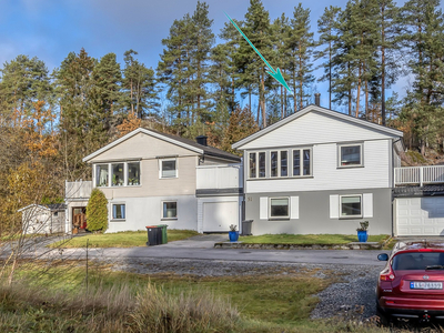 ÅFOSS - SKIEN Enebolig i rekke - Oppgradert senere år - 3 (4) Soverom - Garasje - Solrik tomt!