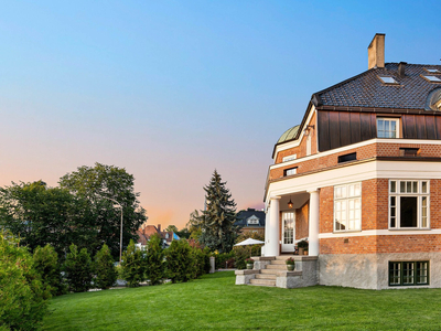 Herskapelig, unikt og eksklusivt townhouse over 4 plan med historisk arkitektur og solrik hage.