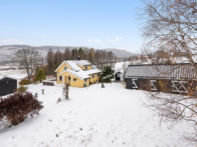 Hyggelig småbruk i landlige omgivelser * Garasje - Uthus - Dukkestue * Stor tomt!