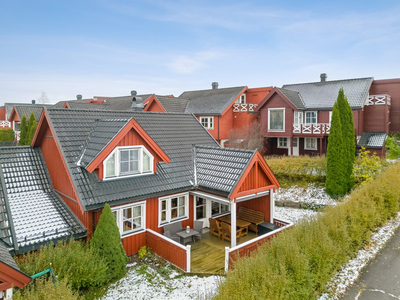 Innbydende og innholdsrik enebolig i kjede med attraktiv beliggenhet i enden av feltet. Kort veg til Hamar