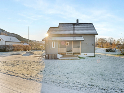 Inndyr | Innbydende og vedlikeholdt enebolig med stor hage og veranda med gode solforhold