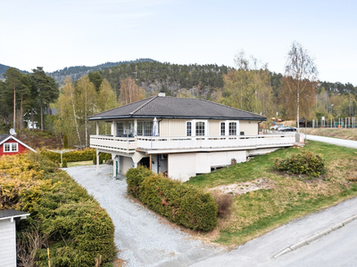 Innhaldsrik og triveleg einebustad med stor terrasse - Fem soverom og garasje -