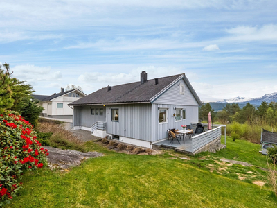 Innholdsrik og flott enebolig med garasje i rolig og barnevennlig område