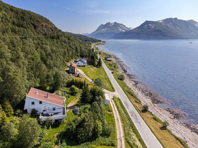 Karakteristisk utformet og stor enebolig i landlige omgivelser med flott sjøutsikt. Garasje.