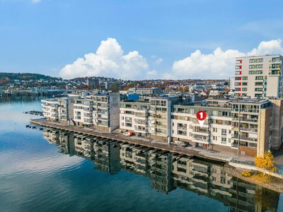 Klassisk og pen leilighet med flott beliggenhet i 3.etg på Kilen Brygge. Nydelig sjøutsikt- Garasje - IKKE BOPLIKT!