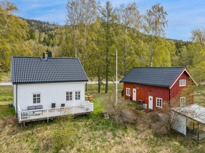 Koselig, oppgradert boligeiendom med fin beliggenhet og gode solforhold, ca 3 km fra Slidre sentrum. Anneks/Uthus.