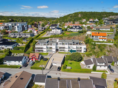 LILLESAND - SKOLEGATA - Stor 3 roms leilighet i rolig boligområde like ved sentrum | 2 bad | Parkering i garasjekjeller