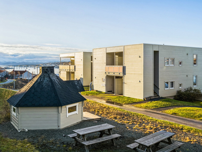 Lys og romslig 2-roms med garasjeplass og veranda mot vest med storslått utsikt mot Tromsøya og sundet. IN-ordning.