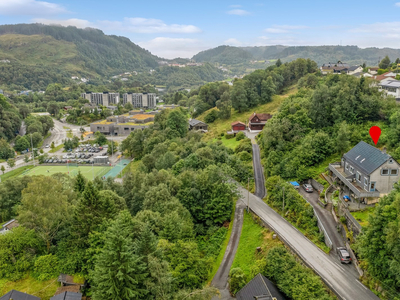 Moderniseringsbehov - Generasjonsbolig m/2 enheter. Stor hage, 78 kvm terrasse, utsikt og parkering til flere biler