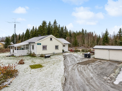 Mustadroa - Oppgradert enebolig med alle boligrom på en flate i landlige omgivelser | Romslig hage og dobbel garasje