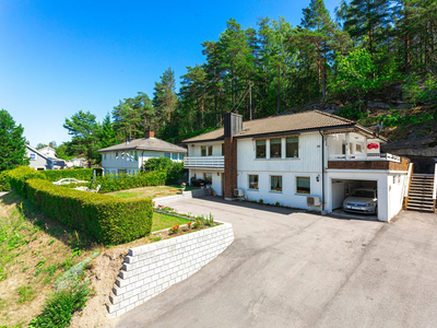 NY PRIS! Stor enebolig over to plan og carport. Kort vei til sjøen og båthavn Underetasjen er delt av og leies ut.