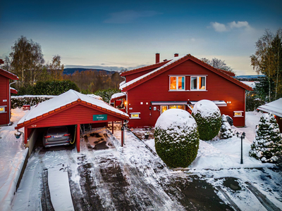 Delikat og innholdsrik familiebolig med 3(4) soverom | Barnevennlig område| Meget solrike uteplasser| Carport|