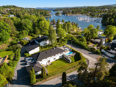 Pent oppusset enebolig med flotte uteområder - Svømmebasseng - Dobbel garasje - 4 sov