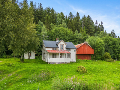 Rivningsklar enebolig med romslig tomt på 1674m². Enkel adkomst.