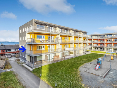 Romslig 4-roms hjørneleiliget i moderne leilighetsbygg fra 2013. Tre soverom. Stor balkong med gode solforhold.