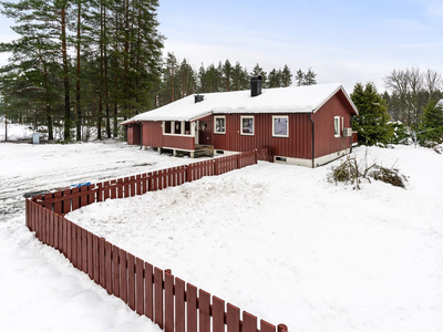 Sentrumsnær enebolig med lettstelt tomt og gode solforhold. Barnevennlig, attraktivt og rolig område.