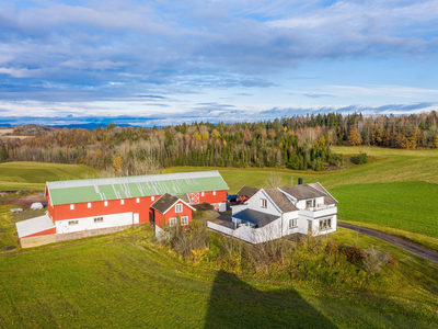 Småbruk på Nykirke med to leiligheter, låve, vognskjul, garasje og 4,9 mål tomt. 2 km til skole, barnehage mm.