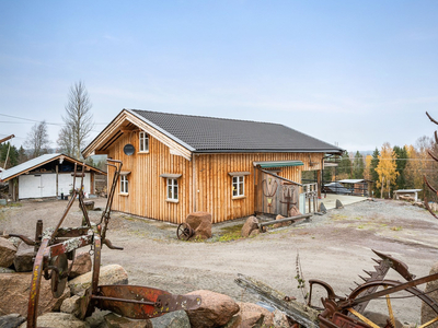 Særegent småbruk med nyere bygningsmasse. Koselig enebolig med vannbåren gulvvarme. Låve, dobbelgarasje og 2 uthus