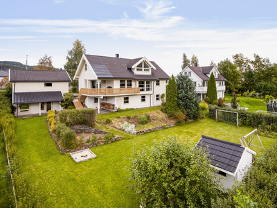 Stor enebolig med nydelig tomt på 1,1 mål. 2 stuer. 6 sov. Dobbelgarasje. Treningsrom. Svært god beliggenhet i feltet.