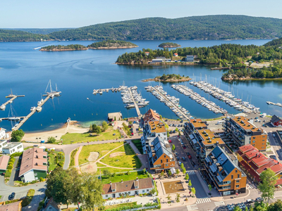 Stor selveierleilighet i 3 etg - med utsikt til fjorden og Sætre båthavn, 2 P plasser ved siden av hverandre.