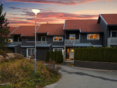 Pent rekkehus med fine uteplasser, carport m/elbillader, god intern beliggenhet og flott utsyn mot skogen -barnevennlig