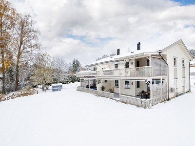 Tiltalende 3-roms selveierleilighet med gode solforhold. Stor terrasse med flott utsikt mot elven