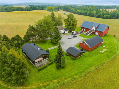 To eneboliger, dobbelgarasje, låve og uthus på to tomter på tilsammen 5 mål. Utsikt mot Miklagard Golf.