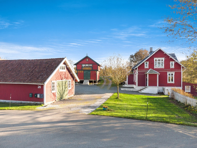 Torvastad - Enebolig i landlige omgivelser med garasje/uthus/driftsbygning og stabbur/anneks - Stor, solrik tomt - Unik