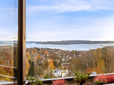 Ullern - 2-roms toppleilighet med heis, peis og panoramautsikt - garasjeplass med el-bil lader - Oppussingsobjekt