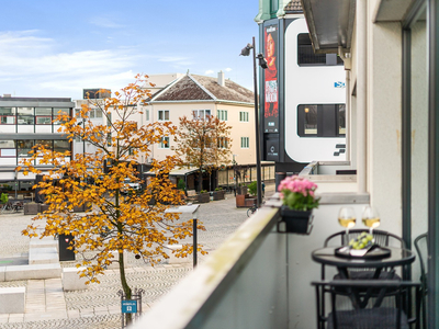 Urban og kjekk leilighet i 2. etg. midt i Bryne Sentrum. God planløsning og hyggelig balkong. Felles takterrasse!