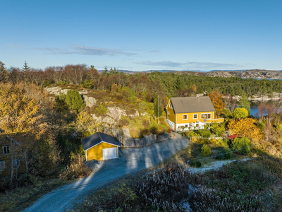 Velholdt enebolig med stor tomt og garasje. Rolig og landlig beliggenhet. Noe moderniseringsbehov må påregnes.