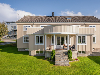 Velholdt flermannsbolig. Gode leieinnteker. Sentral og attraktiv beliggenhet. Dobbelgarasje. Solrik. Barnevennlig.