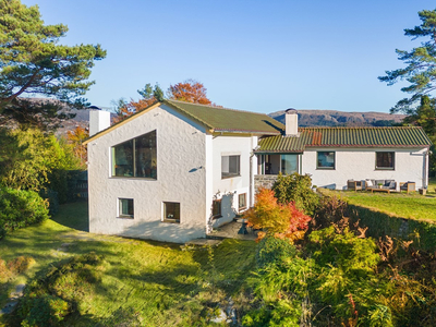 Villa med fri utsikt utover Nordåsvannet. Eiendom på 2,4 mål med gårdsplass og dobbel carport. Stor skjermet hage.